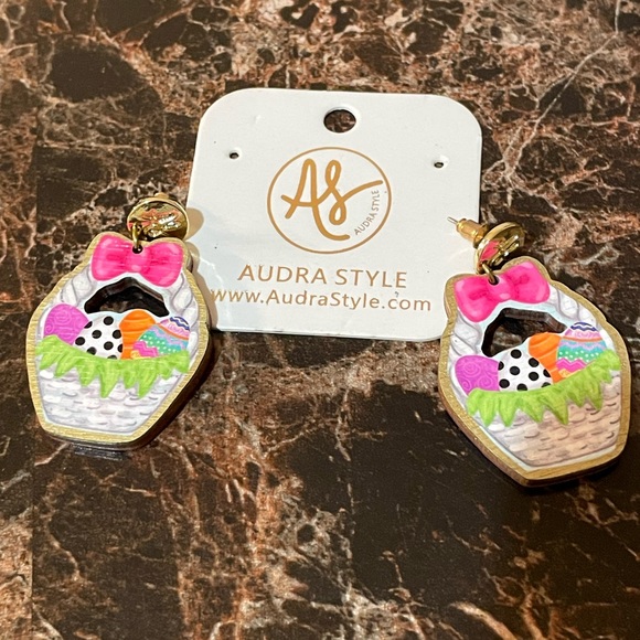 EASTER BASKET EARRINGS - 🐣 Hand painted & Artist designed - Brand New - Picture 3 of 6